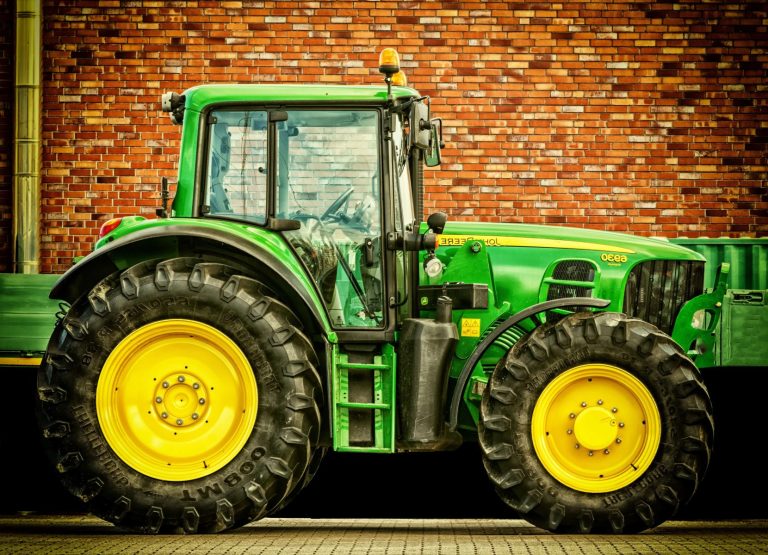 Stand con tractor expuesto en la feria FIMA de Zaragoza